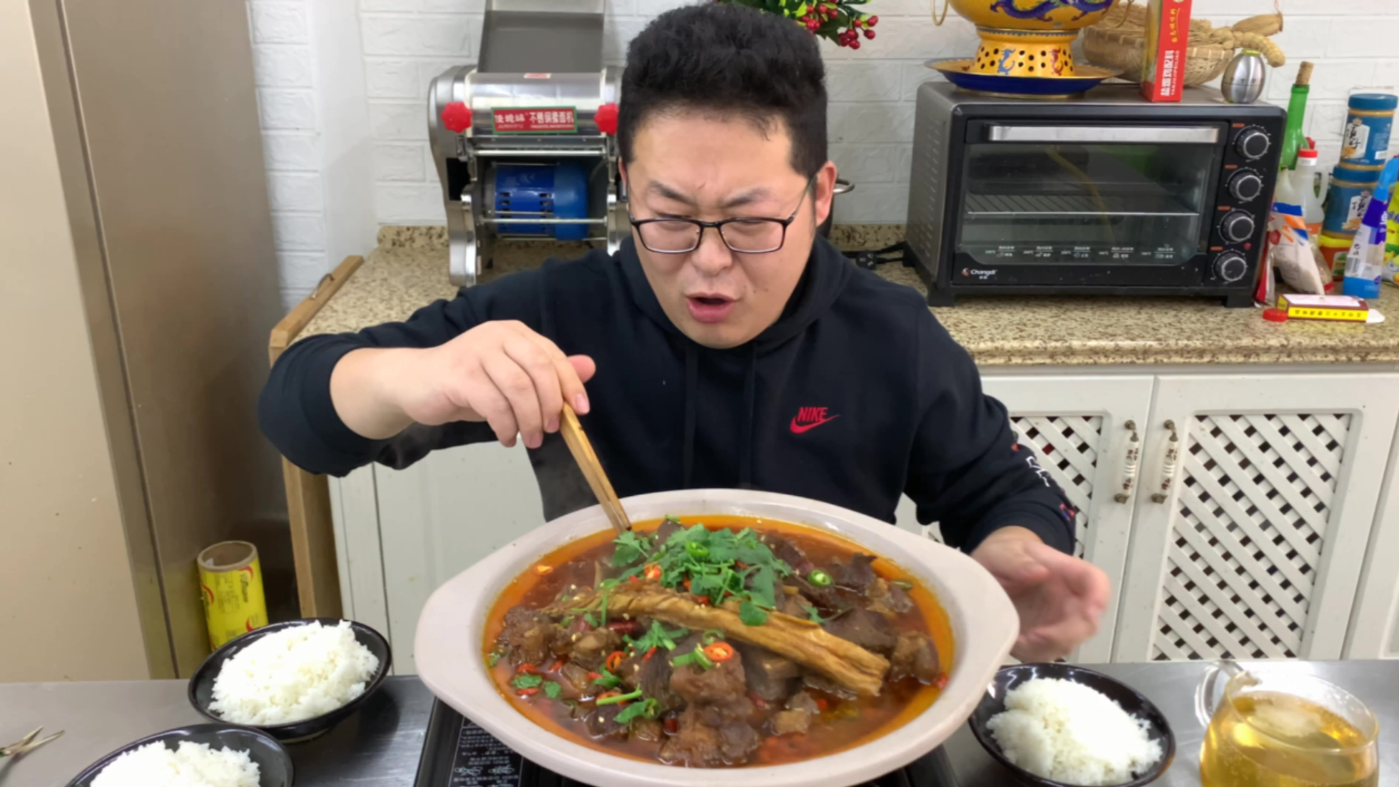 360买10斤驴肉,炖一锅“红焖驴肉”香气四溢有韧劲,简单吃一口